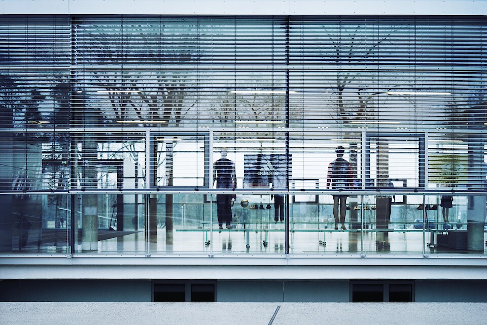 Glaslaufsteg und Designikonen